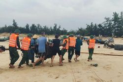 Cứu 5 thuyền cá bị giông lốc đánh chìm và trôi dạt trên biển