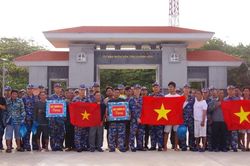 32 ngư dân lâm nạn ở vùng biển Trường Sa lên tàu về đất liền