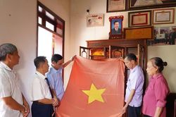 Người vẽ cờ Tổ quốc