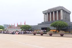 Người dân xếp hàng vào Lăng viếng Chủ tịch Hồ Chí Minh