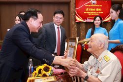 Một tấm Huy hiệu, một đời theo Đảng