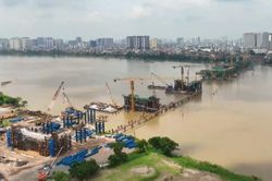 Cầu Trần Hưng Đạo lắp dầm chủ đầu tiên