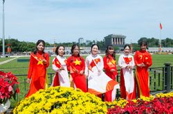 Hà Nội rực rỡ cờ hoa, hân hoan đón Tết Độc lập