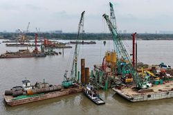 Tháo gỡ vướng mắc, đẩy nhanh tiến độ 7 cầu vượt sông Hồng