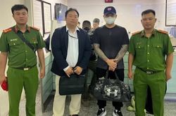 Công an phường Láng bàn giao đối tượng truy nã quốc tế