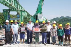 Phó Chủ tịch UBND tỉnh Hoàng Văn Thạch tặng quà công nhân thi công xuyên lễ cao tốc Đồng Đăng - Trà Lĩnh