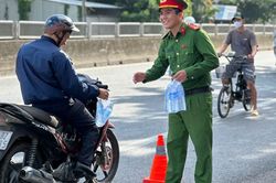 14 Trạm dừng chân tiếp sức người dân dịp 2/9 của Công an Đồng Tháp: Nghĩa tình đong đầy trên những cung đường về quê đón lễ