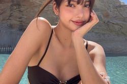 Mỹ nhân diện bikini nóng bỏng sau chia tay bạn trai thiếu gia, 'bóc giá' bộ sưu tập trang sức thấy đúng chuẩn 'phú bà'