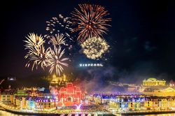 Đi giữa Việt Nam mùa tự hào