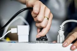 Khi nào nên rút phích cắm thiết bị điện trong nhà? Đây là 4 thời điểm không phải ai cũng biết