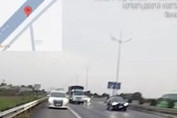 CSGT mở làn dừng khẩn cấp cho ôtô chạy vào cao tốc TP.HCM - Trung Lương để giải tỏa ùn tắc