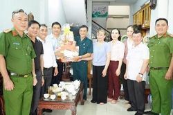 Phường Tân Thới Hiệp, TPHCM: Tặng quà cho gia đình chính sách và các hộ dân khó khăn