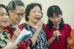 U80 Hà Nội thoát cảnh làm bạn với tivi, đi 'học' mỗi ngày