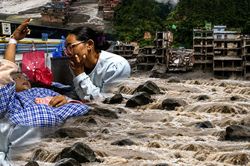 Hành trình sống sót thần kỳ của cậu bé 8 tuổi giữa dòng lũ dữ Nepal