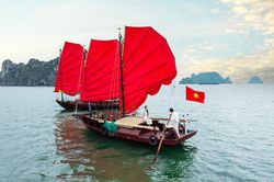 Người giữ bí mật cánh buồm có thể đi ngược gió trên Vịnh Hạ Long