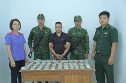 Lạng Sơn: Bắt người vận chuyển gần 400 tờ 100 USD nghi tiền giả vào nội địa