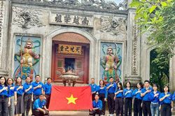 Tuổi trẻ Gia Lâm về nguồn, dâng hương tại Đền Hùng