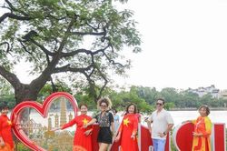Du khách quốc tế say mê sắc thu Hà Nội