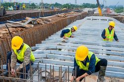 Công nhân thi công xuyên lễ dựng những nhịp cầu Trần Hưng Đạo