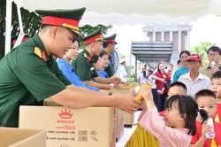 Ý nghĩa những phần quà trao tặng đồng bào, du khách tại Lăng Bác