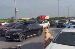Cho phép lái xe mượn chiều đường đối diện trên cao tốc Cao Bồ - Pháp Vân để trở lại Thủ đô thuận lợi