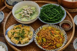 Các con vừa về nghỉ lễ, tôi đãi mâm cơm quê chỉ vài chục nghìn mà chúng nó tấm tắc lạ miệng