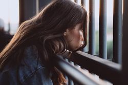 Tưởng mạnh mẽ, hóa ra mong manh: 5 cung hoàng đạo dễ tổn thương hơn bạn nghĩ
