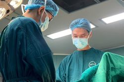 Hai lần đặt túi ngực, người phụ nữ 38 tuổi liên tục chảy mủ, áp xe do vi khuẩn 'khó trị'