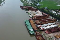 Ninh Bình: Toàn cảnh xưởng đóng tàu, vật liệu chất ngổn ngang cạnh sông Đáy ở xã Ý Yên trong mùa mưa bão