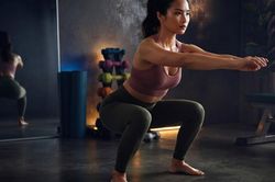 Ngồi xổm đúng cách để cải thiện vóc dáng