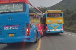 Vừa lật xe khiến 4 người chết, xe Việt Tân Phát lại vượt ẩu gây tai nạn