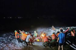 Sóng lớn làm chìm, cuốn trôi thuyền đánh cá của ngư dân