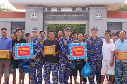 Bàn giao 32 ngư dân gặp nạn trên biển để đưa về đất liền