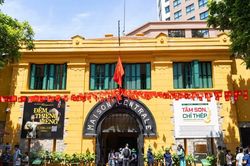 Người dân 'đội nắng' chờ vào tham quan Di tích Nhà tù Hỏa Lò