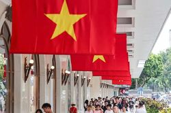 Người dân đổ về Hồ Gươm trong ngày Quốc khánh