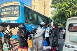 Dòng xe ùn ùn đổ về bến ngày cuối nghỉ lễ