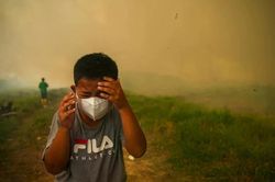 Mù khói do cháy rừng bùng phát tại Indonesia, 1,4 triệu học sinh phải học trực tuyến