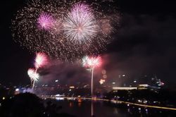 Hồ Gươm rực rỡ pháo hoa nghệ thuật mừng Quốc khánh