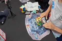 Chàng trai TP.HCM vừa thi đấu vừa làm trọng tài giải rubik quốc gia