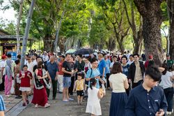 Đến từ 7h sáng chờ vào cửa miễn phí Đại nội Huế