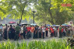 Dòng người nối dài hàng cây số chờ vào Lăng viếng Bác ngày 2.9