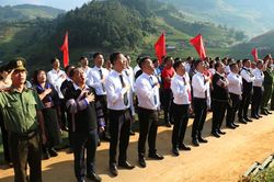 Thiêng liêng lễ chào cờ giữa mùa vàng ruộng bậc thang Mù Cang Chải