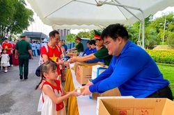 Hà Nội: Tặng bánh, sữa cho người dân vào viếng Lăng Chủ tịch Hồ Chí Minh