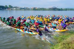 Rộn ràng đua ghe truyền thống trên sông Hương trong ngày Quốc khánh