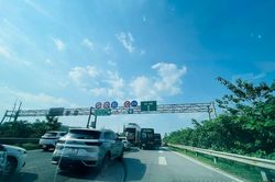 Cửa ngõ Hà Nội đông đúc trong chiều tối ngày cuối kì nghỉ 2.9