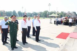 Tổng Bí thư, Chủ tịch nước Tô Lâm dâng hương tưởng nhớ Chủ tịch Hồ Chí Minh