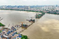 Hà Nội: Cầu Trần Hưng Đạo đạt gần 40% khối lượng, bắt đầu lắp dầm thép