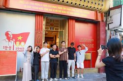 Hà Nội: Đông đảo du khách tìm về 'địa chỉ đỏ' 48 Hàng Ngang trong ngày Quốc khánh