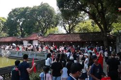 Ngày lễ nắng to: Văn Miếu - Quốc Tử Giám trở thành điểm đến lý tưởng
