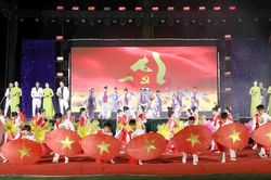 Than Uyên sôi nổi Tết Độc lập và vòng xòe đoàn kết